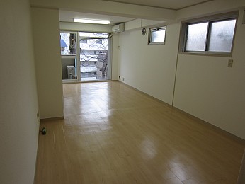 窓が大きく明るい空間